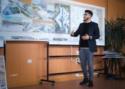 الطالب قاسم محمد العبد الله يناقش مشروع تخرّجه في هندسة العمارة